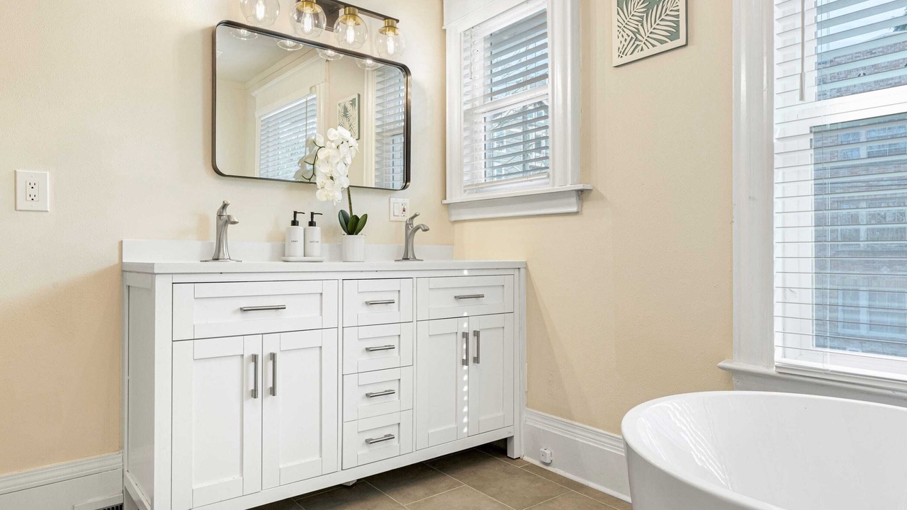 Photo of Bathroom in Broadway