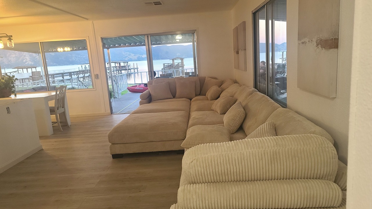 Photo of Livingroom in Lakeport