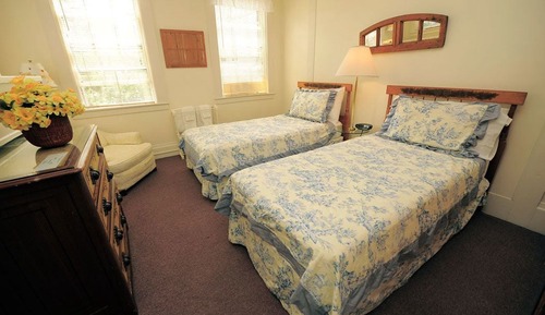 Room, 2 Twin Beds, Shared Bathroom