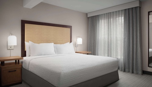 Suite, 1 King Bed, Accessible (Roll-in Shower)