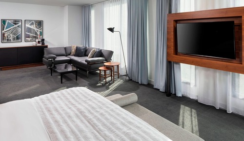 Deluxe Suite, 1 Bedroom, City View (Mobility/Hearing Access, Roll-In Shwr)