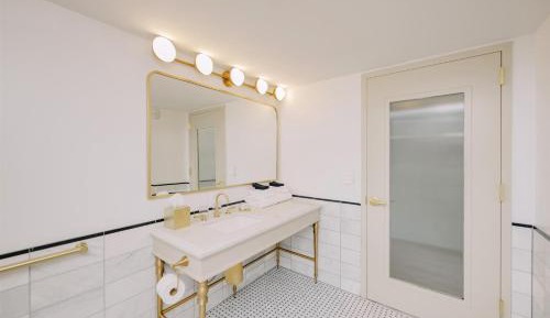 Deluxe King Room with 3x3 Shower - Mobility Access