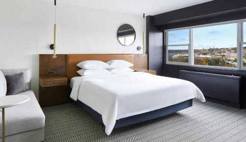 Deluxe King Room with City View and Transfer Shower - Mobility Accessible