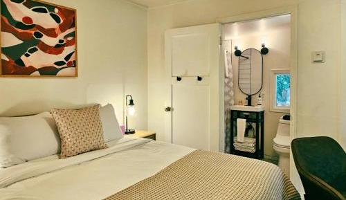 Deluxe Queen Room