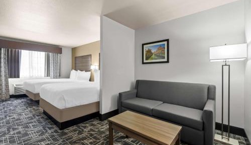 Queen Suite with Two Queen Beds and Sofa - Non-Smoking