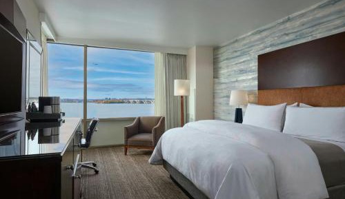 Deluxe Room 1 King Bed River View