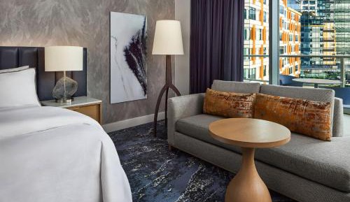 Grand Deluxe, Larger Guest room, 1 King, Balcony