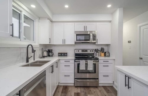 Hamilton House | Exquisite 5 bed Mins to College+Hospital+Amenities