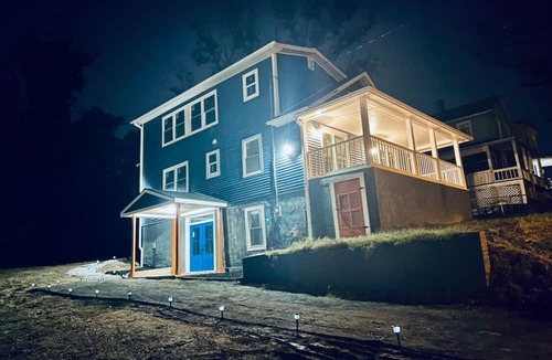 Capitol Heights House | "Perfect Blend: 5 Bedrooms, Modern Luxury, Grill, Jetted Tub & Prime Location!"