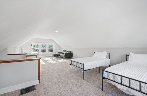 Franklin Park House | Urban Elegance Getaway – Historic 4 BDR in Trendy & Walkable Franklin Park!