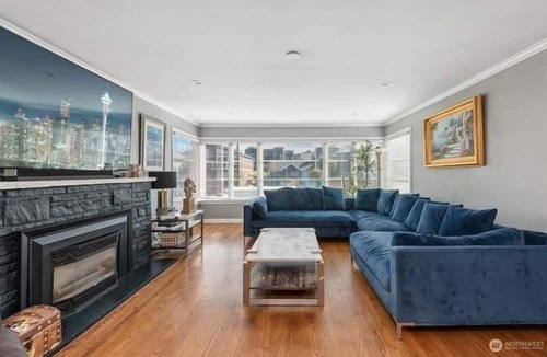 Alki Villa | Retreat on Alki Beach Near major airports/ minutes to lumen Park and T-Mobile