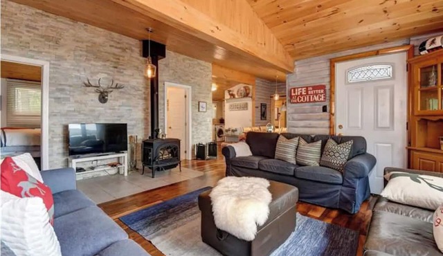 Perfect Waterfront Cottage ~ Fireplace ~ Kawartha Lakes ~ 6 Beds