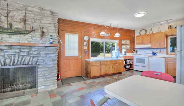Twilight Watch - Charming 4-bedroom cottage with AC on Pelee Island