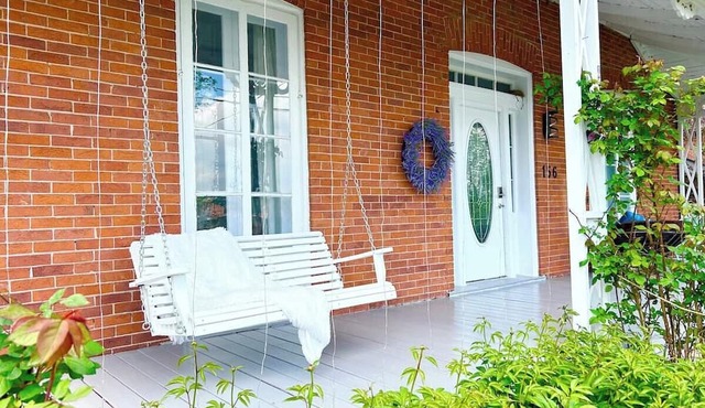 Luxury Riverfront Home, Moon River Retreat with Hot tub in Campbellford