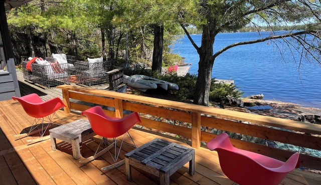 LAKEFRONT 3BDR CABIN WITH PRIVATE DOCKS & DECKS - MUSKOKA NEAR PORT CARLING