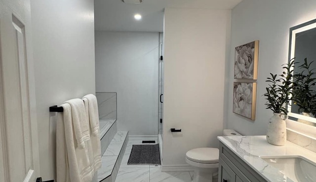 Spacious Group Stay in Ajax - 7 Queen Beds